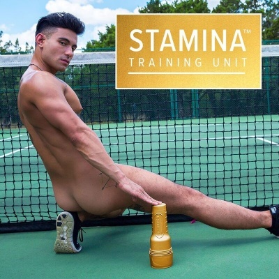 Homem sentado em campo de ténis segurando dispositivo dourado STAMINA TRAINING UNIT