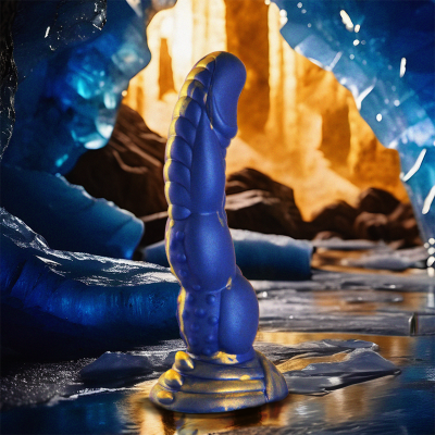 Objeto azul texturizado num ambiente de gruta azul e dourada