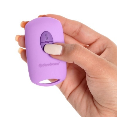Controle remoto lilás compacto com botão e texto 'pipedream' na mão