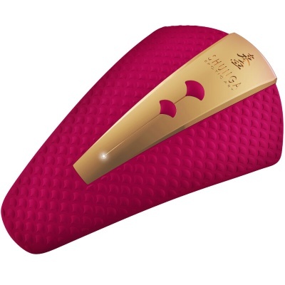 prendedor de cabelo dourado e vermelho sobre tecido vermelho texturizado