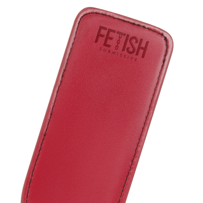 Pega de couro vermelho com texto FETISH SUBMISSIVA