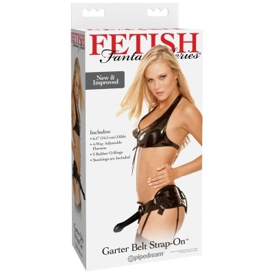 Caixa do produto 'Fetish Fantasies Garter Belt Strap-On' com imagem de modelo loira de lingerie preta e cinto strap-on preto.