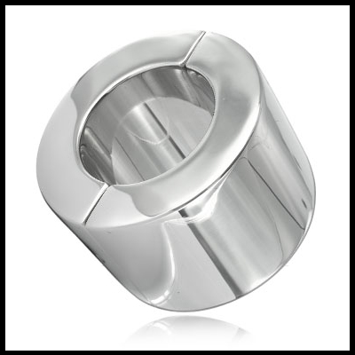 Peça metálica cilíndrica cromada com furo central e cortes na parte superior.