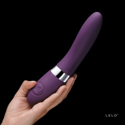Vibrador roxo com detalhe prata e controle, fundo preto