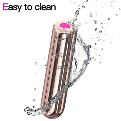Vibrador metálico rosa ouro com água e texto 'Easy to clean'