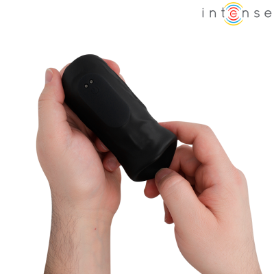Dispositivo preto tipo massageador nas mãos contra fundo branco com logótipo intense