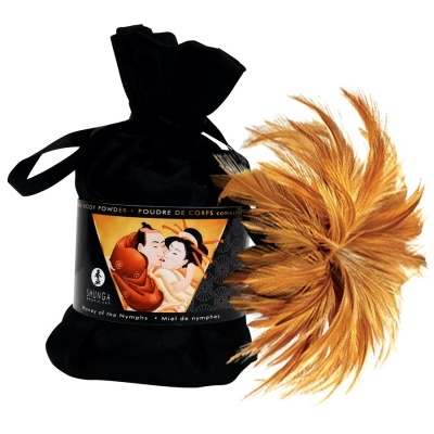 Saco preto com pó corporal Shunga e acessório com penas laranja e castanhas