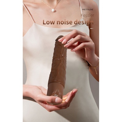 Mulher segurando vibrador cor chocolate com vestido creme