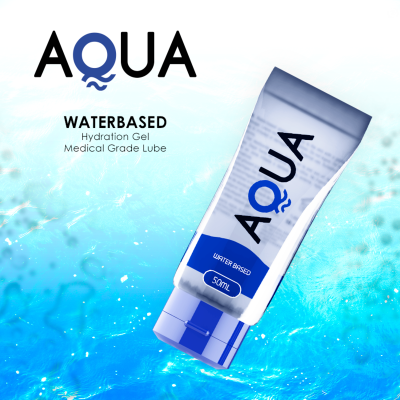 Tubo de gel hidratante AQUA sobre fundo azul aquático