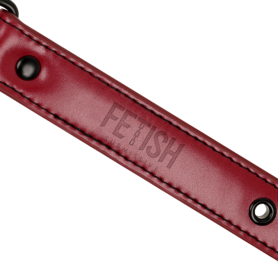 Correia de couro vermelho com texto FETISH