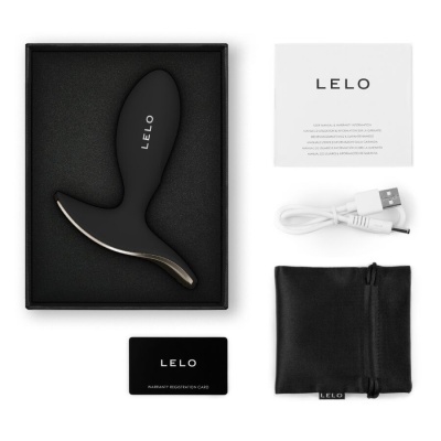Produto LELO preto com acessórios de carregamento e manual