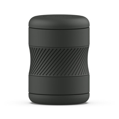 recipiente cilíndrico preto com textura diagonal e tampa perfurada