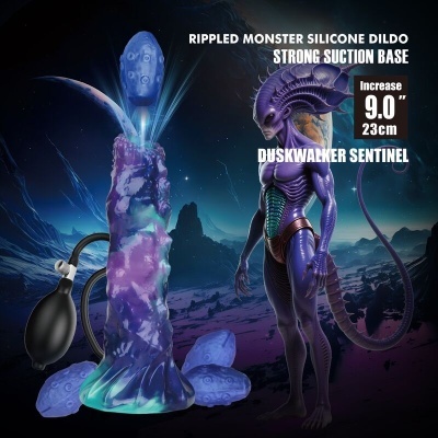 Dildo de silicone roxo e azul com base de sucção e inflador ao lado de figura alienígena roxa em fundo futurista