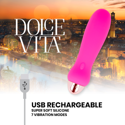 Vibrador rosa em silicone com base metálica, texto promocional e fundo urbano ao pôr do sol
