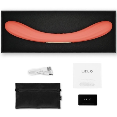 Kit com vibrador curvado cor de coral e acessórios em fundo branco.