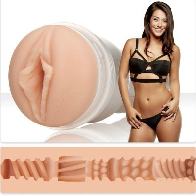 Brinquedo adulto silicone cor pele com texturas internas e mulher em lingerie preta ao lado