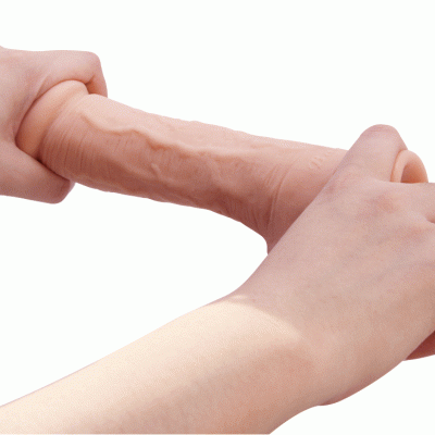 Dildo realista cor pele com veias visíveis, esticado por mãos sobre fundo branco