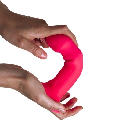 Objeto flexível cor de rosa segurado por duas mãos, fundo branco
