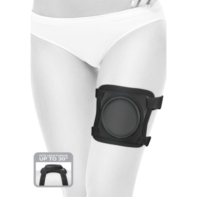 Suporte preto para joelho na coxa de pessoa com roupa interior branca