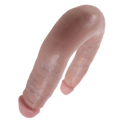 Objeto em forma de pênis duplo cor pele com duas extremidades rosadas em fundo branco