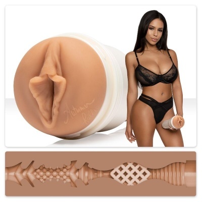 Brinquedo sexual masculino realista em frasco branco ao lado de mulher com lingerie preta