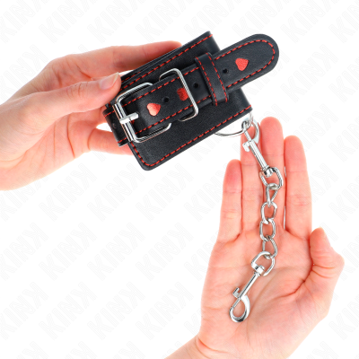 Algemas pretas de couro com costuras e corações vermelhos e corrente de metal
