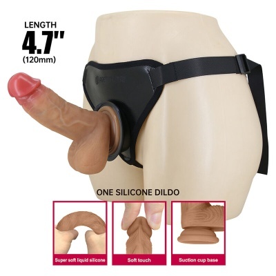 Arnes sexual com dildo de silicone cor de pele e faixa preta ajustável num manequim