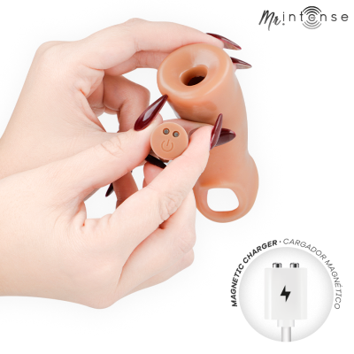 Mão segurando objeto de silicone cor de pele com controle e indicação de carregador magnético
