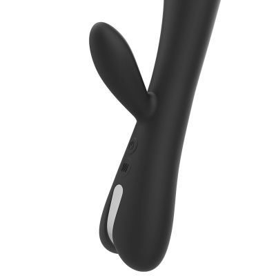 Vibrador preto com duas hastes e botões laterais