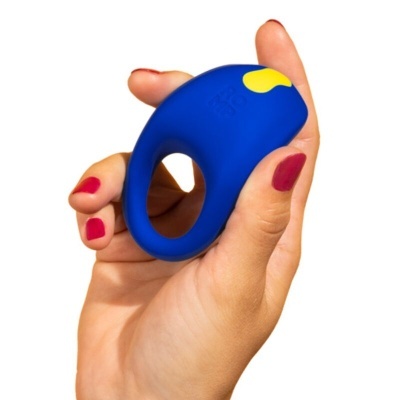 Anel azul de silicone com detalhes amarelos na mão