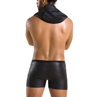 Homem de costas com capa preta e calções curtos pretos brilhantes.