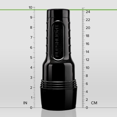 Dispositivo cilíndrico preto com inscrição FLESHLIGHT entre réguas de medição