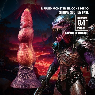 Dildo de silicone texturizado rosa e roxo com base de sucção e personagem fantasiado ao lado numa paisagem vulcânica.
