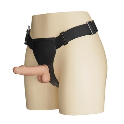 Strap-on preto com prótese em manequim bege