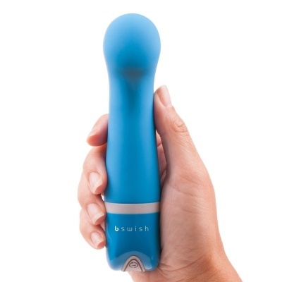 Vibrador azul bswish com design ergonómico nas mãos