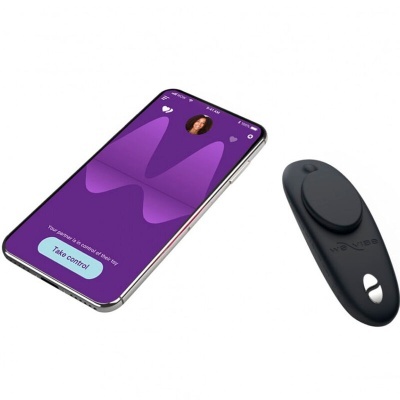 Smartphone com aplicação roxa e comando preto We-Vibe