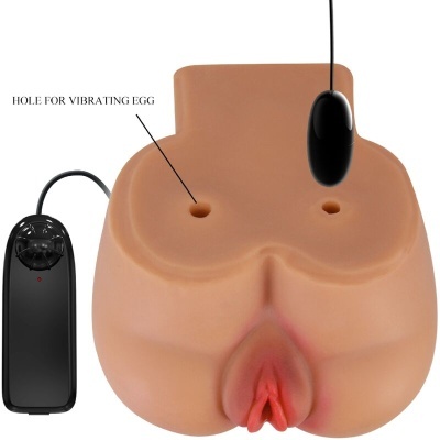 Simulacro de parte inferior do corpo humano em silicone com acessórios vibratórios pretos e controle remoto.