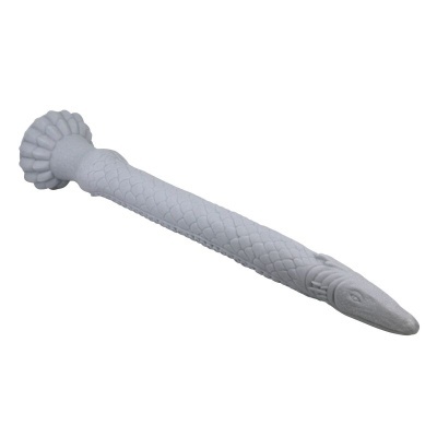 Objeto decorativo cinzento em forma de serpente com textura de escamas