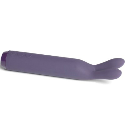 vibrador roxo de silicone com duas pontas arredondadas e botões laterais