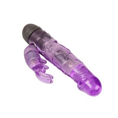 Vibrador translúcido roxo com estimulador adicional em forma de coelho em fundo branco