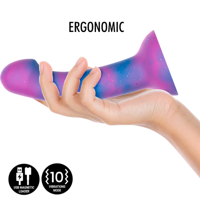 Brinquedo erótico ergonómico com padrão azul e rosa seguro por uma mão, texto ERGONOMIC e ícones de carregamento USB e modos de vibração