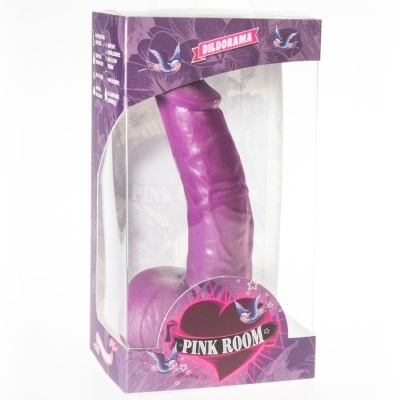 Dildo roxo em caixa transparente com embalagem lilás e texto DILDORAMA e PINK ROOM