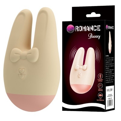 Vibrador em formato de coelho bege e rosa ao lado da sua embalagem preta com texto ROMANCE Bunny.