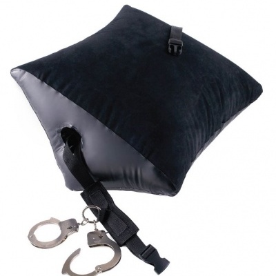 Travesseiro quadrado preto com cinta e algemas prateadas