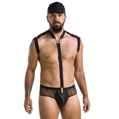 Homem com boné preto, suspensórios pretos e cueca preta com malha e couro sintético.