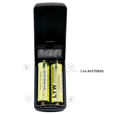 Suporte preto para pilhas AA com pilhas douradas inseridas e texto '2 AA BATTERIES' no fundo
