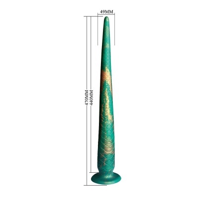 Objeto cónico verde com textura de escamas e detalhes dourados