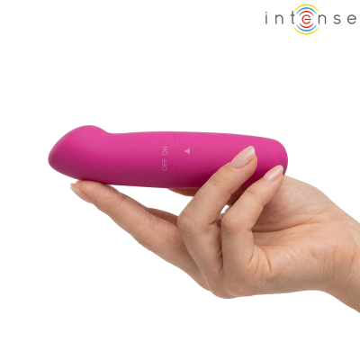 Dispositivo vibratório rosa com controlo OFF ON segurado por uma mão em fundo branco