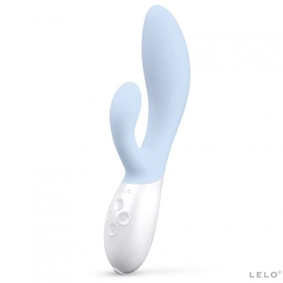 Vibrador azul claro com base branca e botões de controle em fundo branco