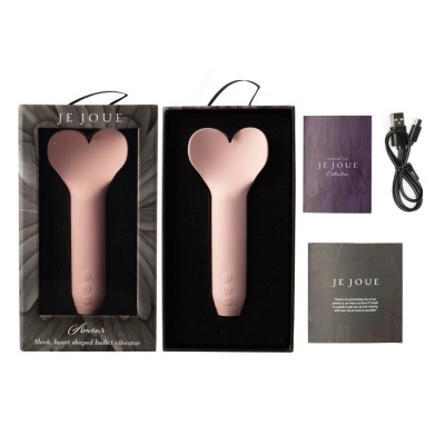 Vibrador em forma de coração cor rosa claro com cabo USB e embalagem da marca JE JOUE